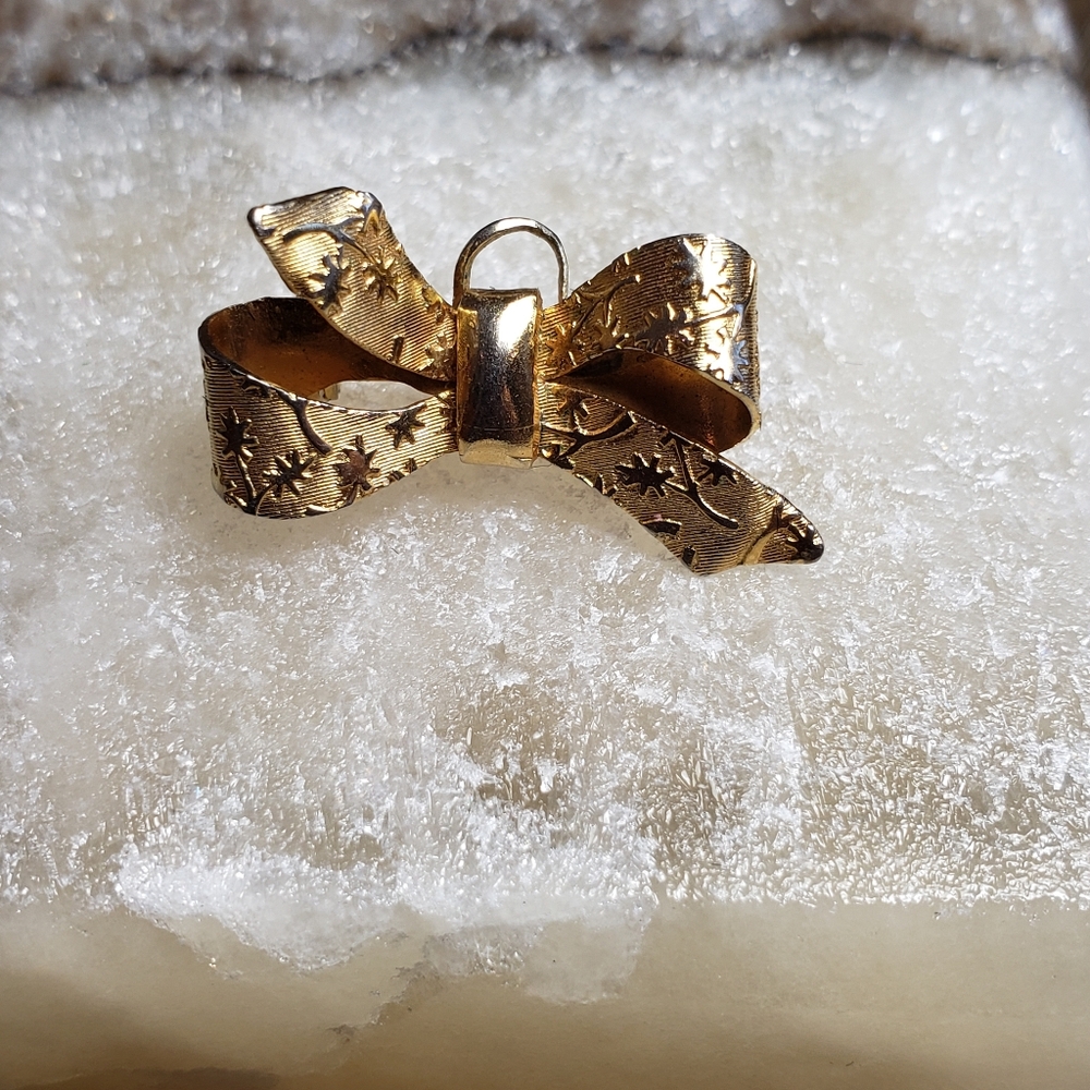 Gold Tone Bow Brooch
